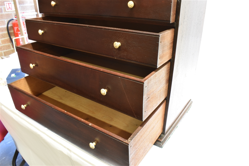 A MAHOGANY TABLE TOP COLLECTORS CABINET with four long graduated drawers, 47cm wide - Bild 2 aus 2