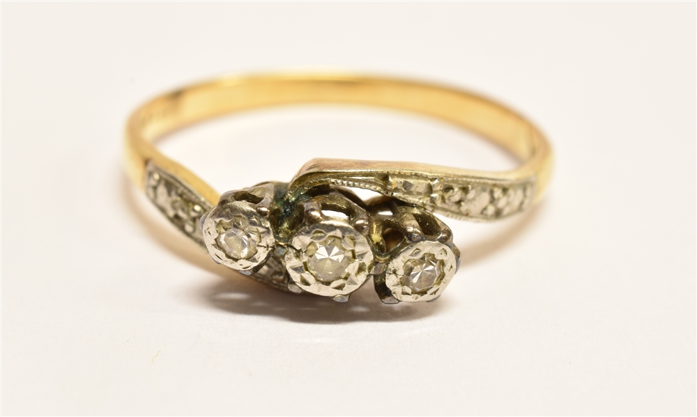 A DIAMOND THREE STONE CROSSOVER 18 CARAT GOLD RING three small illusion set round cut diamonds, ring
