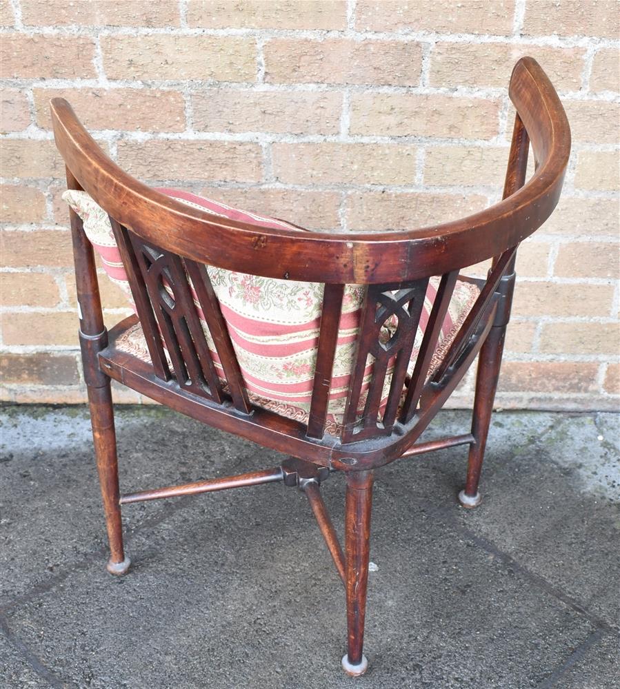 AN EDWARDIAN STAINED BEECH CORNER ARMCHAIR with line inlaid decoration - Bild 2 aus 3