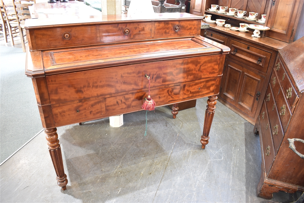 A WILLIAM IV MAHOGANY SECRETAIRE DESK with three drawer superstructure, fitted secretaire drawer - Bild 2 aus 4