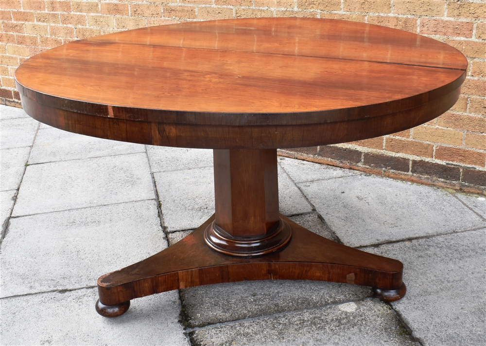 A VICTORIAN ROSEWOOD BREAKFAST TABLE the circular tilt top 130cm diameter, on hexagonal pillar - Bild 5 aus 5