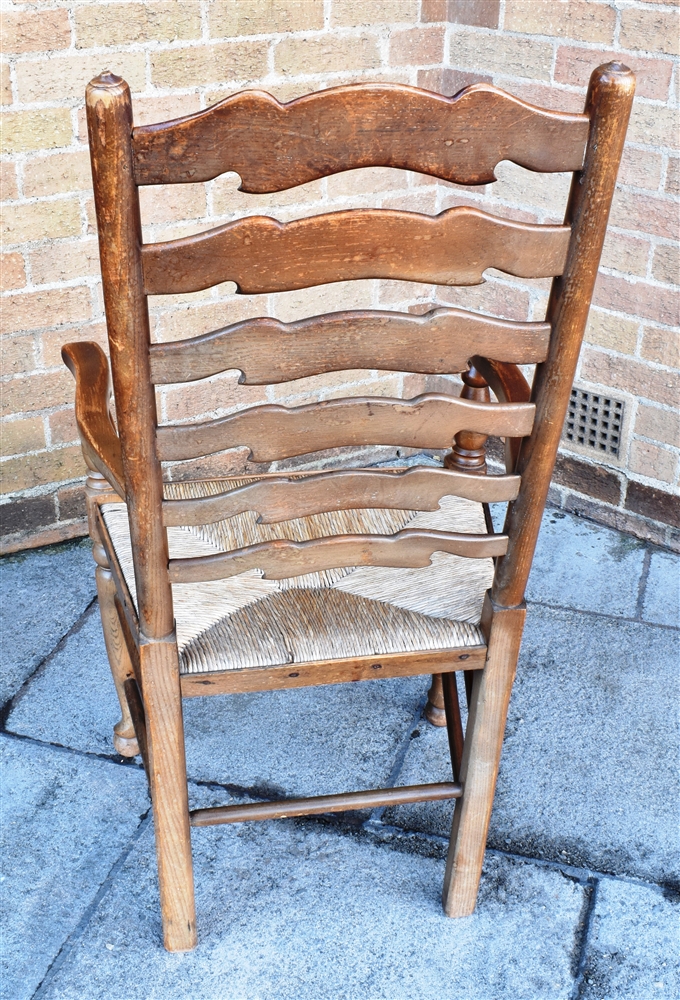 A SET OF SIX RUSH SEAT LADDERBACK DINING CHAIRS including a pair of carvers - Bild 3 aus 3