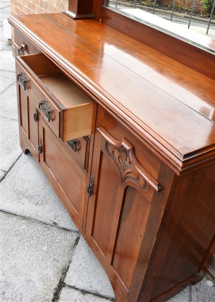AN EDWARDIAN CARVED MAHOGANY MIRROR BACK SIDEBOARD the base with two central drawers above cupboard, - Bild 5 aus 6