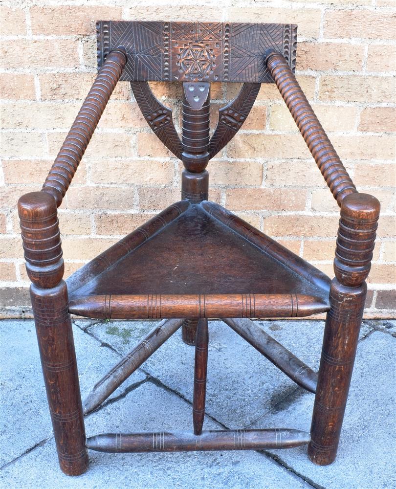 AN OAK TURNERS CHAIR 64cm wide 87cm high