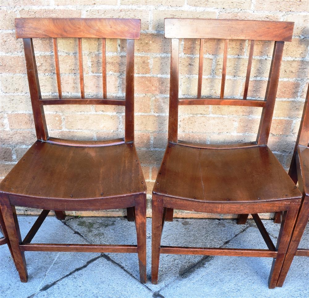 A SET OF SIX PROVINCIAL MAHOGANY DINING CHAIRS with curved backrails and shaped solid seats, on - Bild 2 aus 4