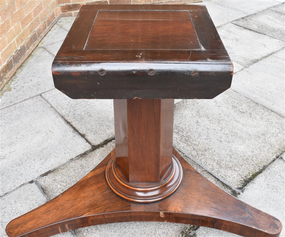 A VICTORIAN ROSEWOOD BREAKFAST TABLE the circular tilt top 130cm diameter, on hexagonal pillar - Bild 3 aus 5