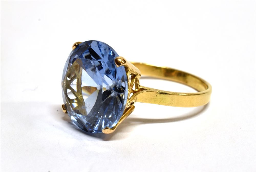A 9CT GOLD SYNTHETIC BLUE SPINEL SINGLE STONE DRESS RING the large light blue synthetic spinel - Image 3 of 3