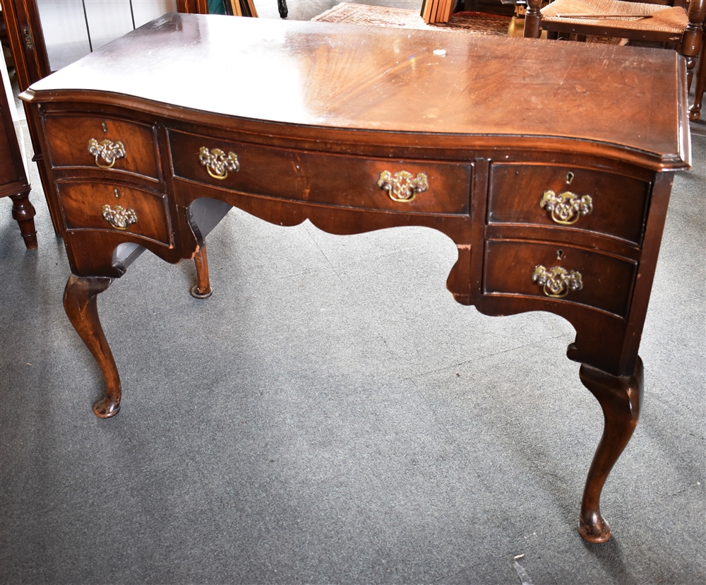 A SERPENTINE FRONT MAHOGANY SIDEBOARD fitted with central drawer flanked by pair of drawers to - Bild 2 aus 2