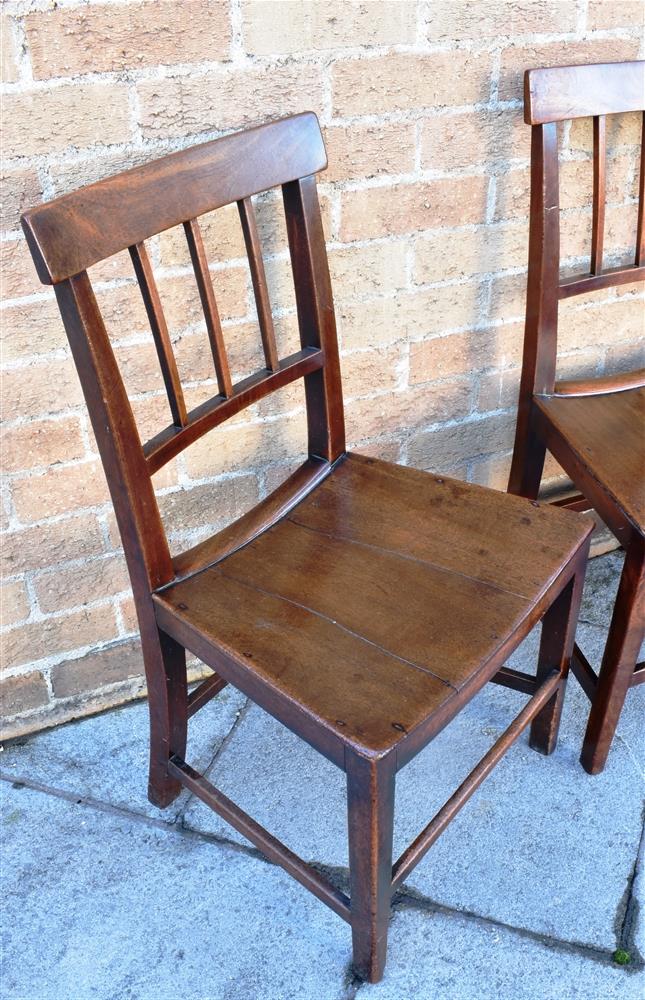 A SET OF SIX PROVINCIAL MAHOGANY DINING CHAIRS with curved backrails and shaped solid seats, on - Bild 3 aus 4