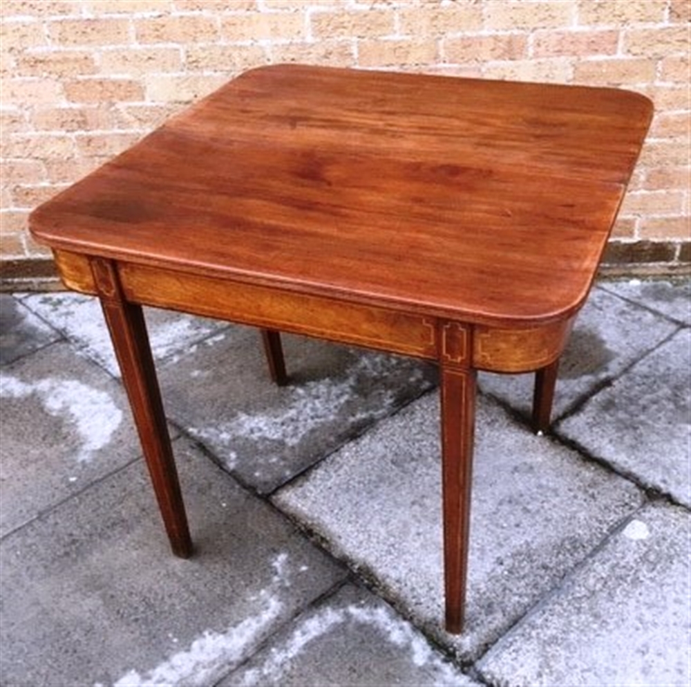 A 19TH CENTURY MAHOGANY TEA TABLE the oblong top with reeded edge, single frieze drawer, on ring - Bild 2 aus 2