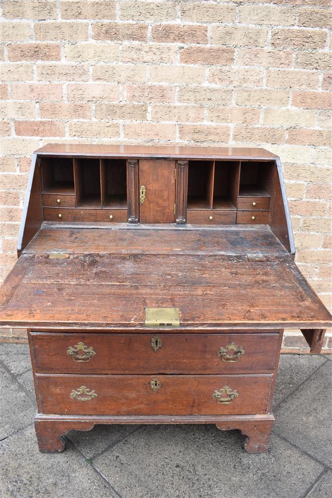 A GEORGE III PROVINICIAL OAK BUREAU with fitted interior above four long graduated drawers, on - Bild 3 aus 3