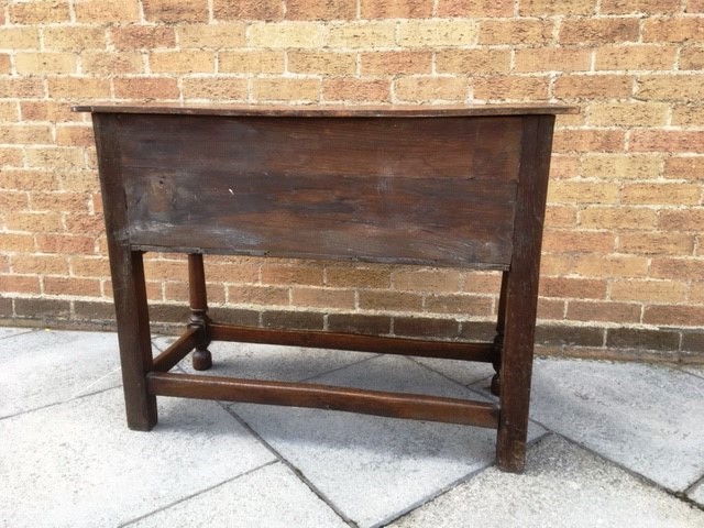 A SMALL ‘IPSWICH OAK’ SIDEBOARD - Bild 3 aus 4