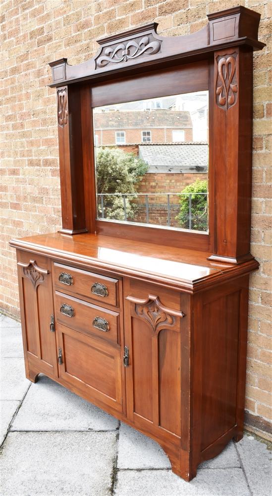 AN EDWARDIAN CARVED MAHOGANY MIRROR BACK SIDEBOARD the base with two central drawers above cupboard, - Bild 4 aus 6