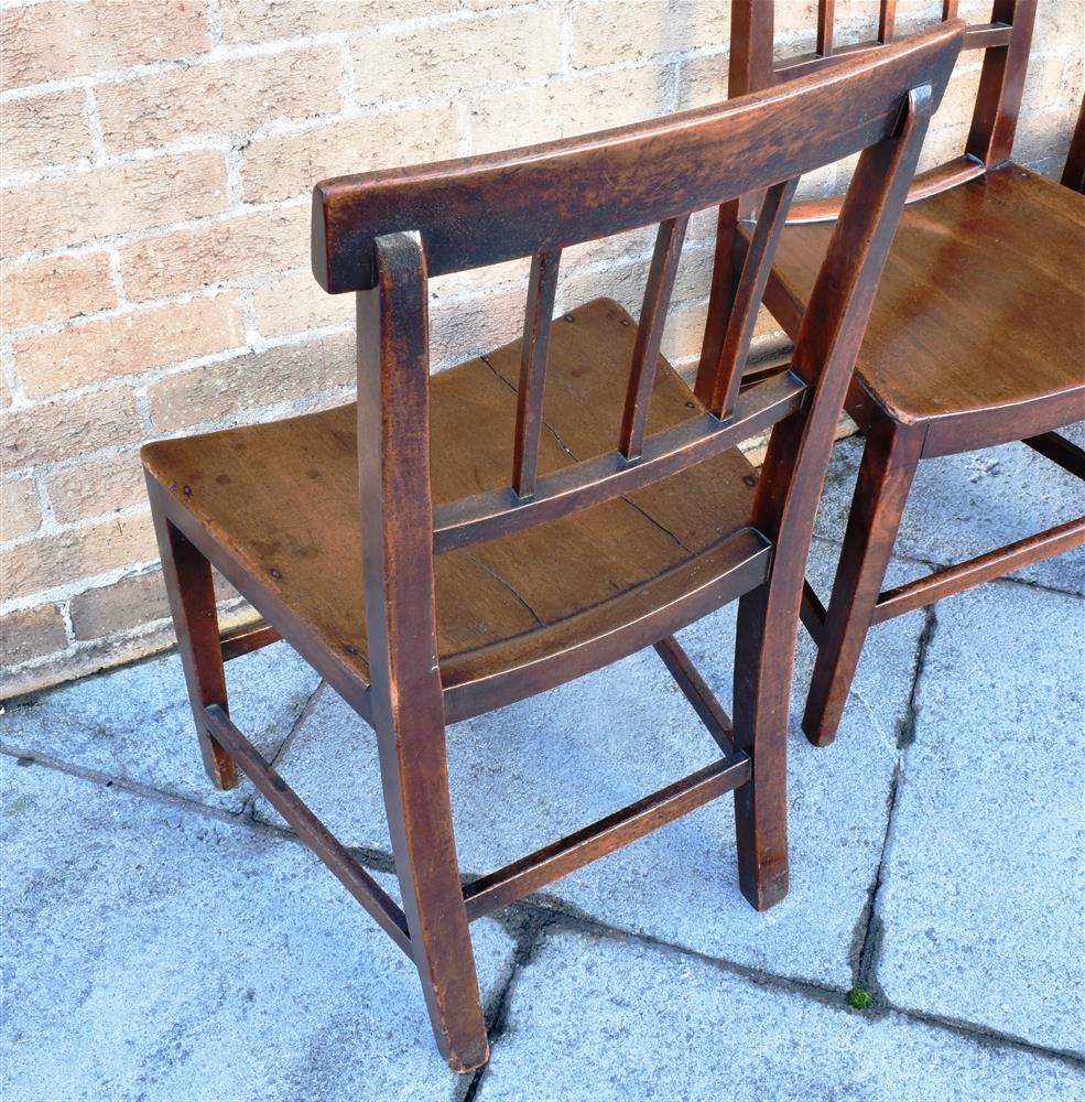 A SET OF SIX PROVINCIAL MAHOGANY DINING CHAIRS with curved backrails and shaped solid seats, on - Bild 4 aus 4