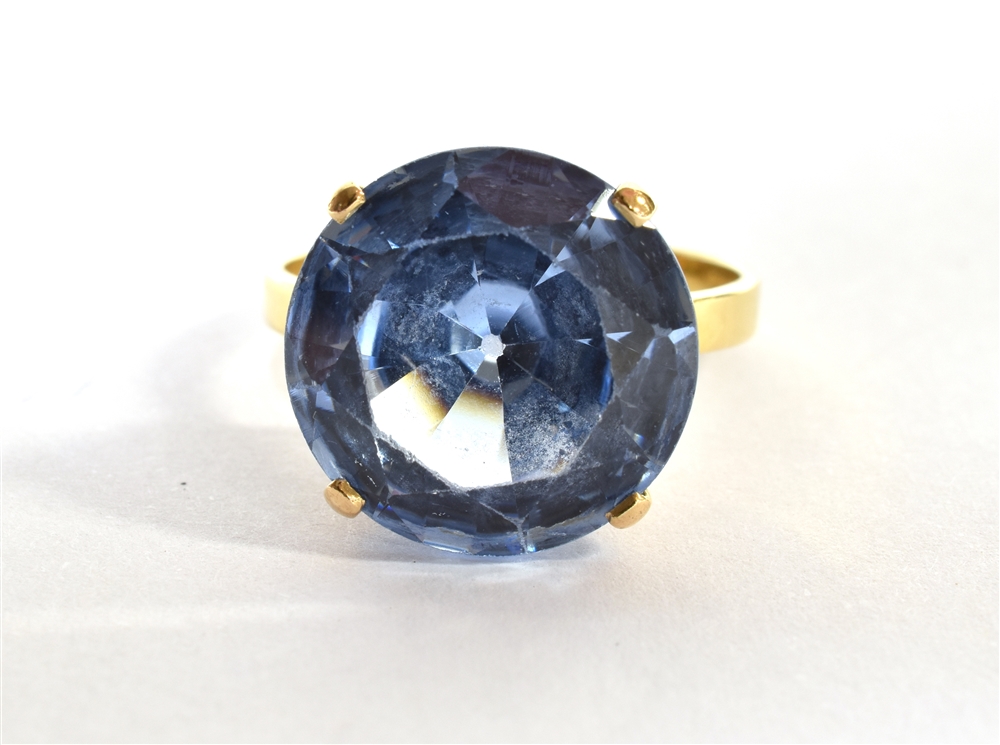 A 9CT GOLD SYNTHETIC BLUE SPINEL SINGLE STONE DRESS RING the large light blue synthetic spinel - Image 2 of 3