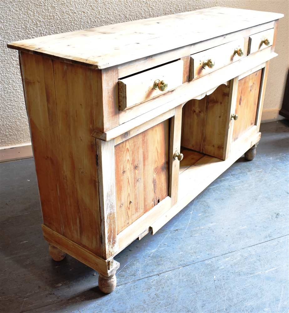 A PINE DRESSER the rack with three shelves, the base fitted with three drawers over pot shelf - Bild 5 aus 6