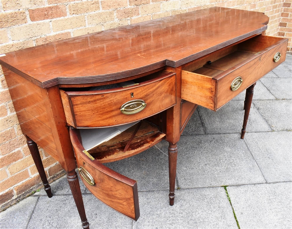 A GEORGE IV MAHOGANY BOWFRONT SIDEBOARD the top with reeded edge, central door flanked by deep - Bild 3 aus 3