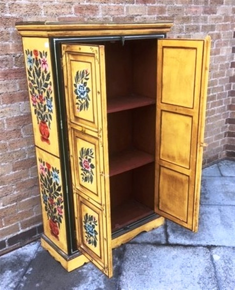 A CONTINENTAL FLORAL PAINTED TWO DOOR CUPBOARD each of the doors with triple panels opening to - Bild 3 aus 3