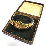 A LATE VICTORIAN/EDWARDIAN 9 CARAT ROSE GOLD HINGED BANGLE the etruscan style front gypsy style