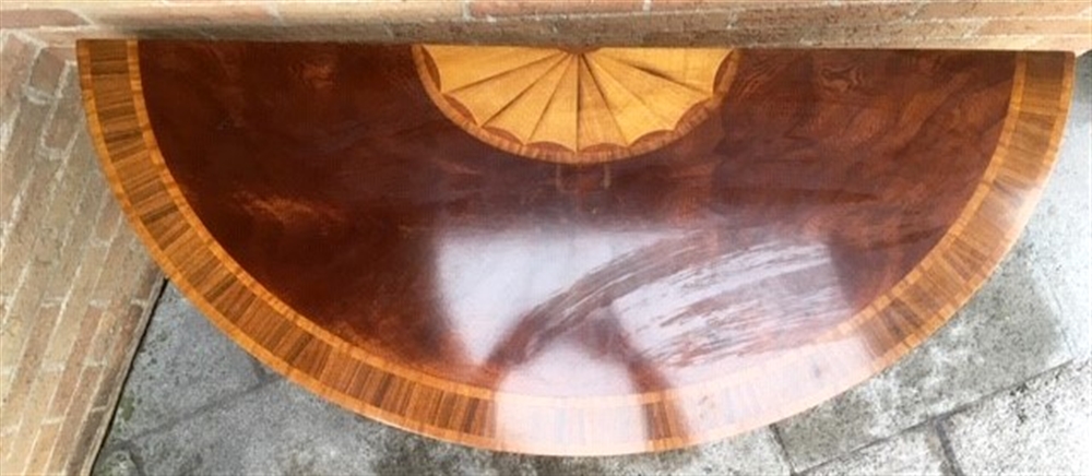 A REPRODUCTION DEMI-LUNE HALL TABLE with crossbanded and marquetry style decoration, on square - Bild 2 aus 2