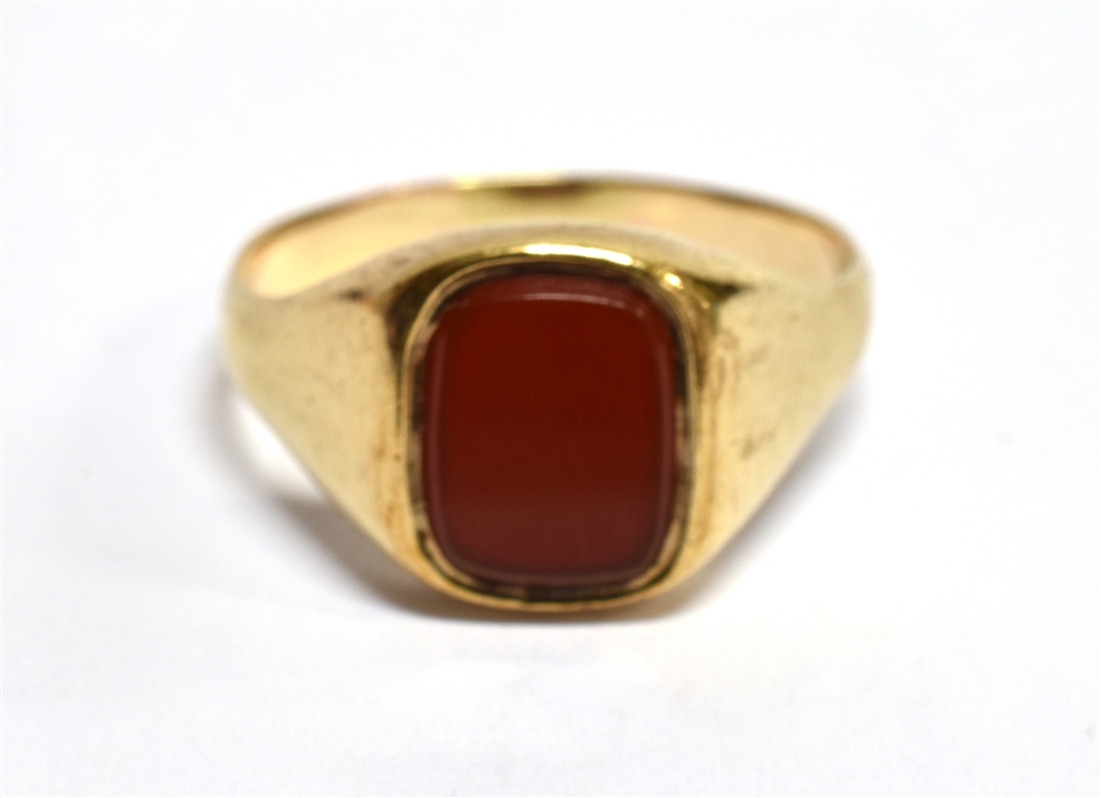 A CARNELIAN SET YELLOW GOLD SIGNET RING cushion shaped tablet of carnelian to a plain polished - Image 2 of 2