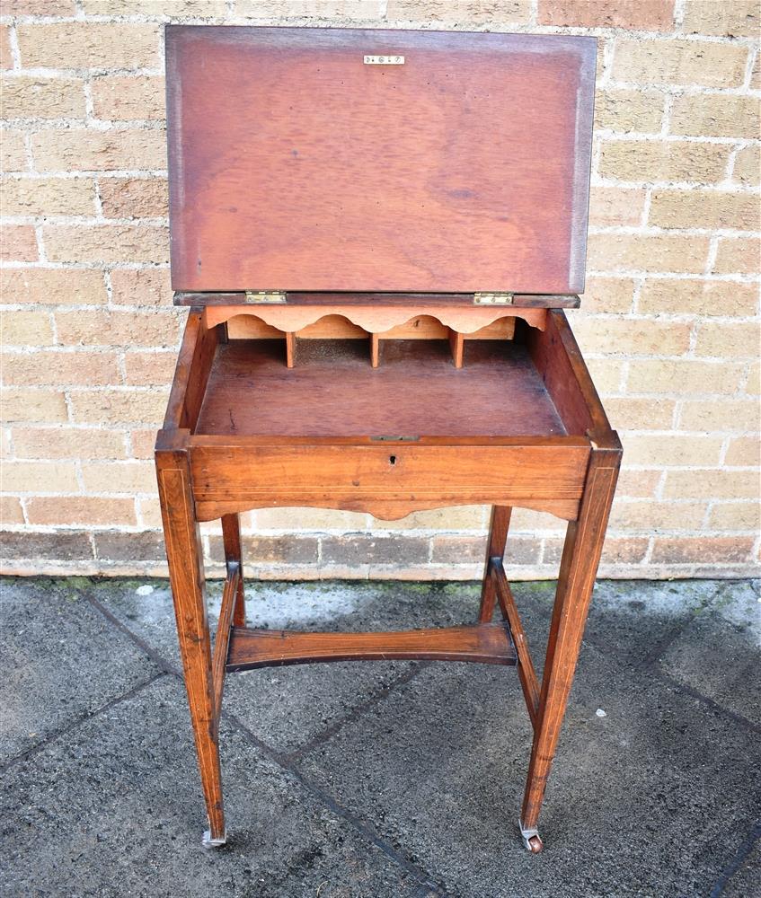 AN EDWARDIAN ROSEWOOD DESK with marquetry inlaid decoration, on square tapering supports with - Bild 2 aus 3