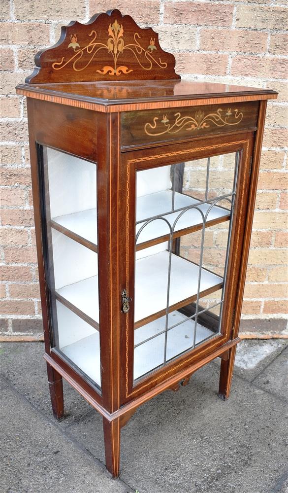 AN EDWARDIAN MAHOGANY DISPLAY CABINET with floral marquetry inlaid decoration, the lead glazed - Bild 2 aus 3