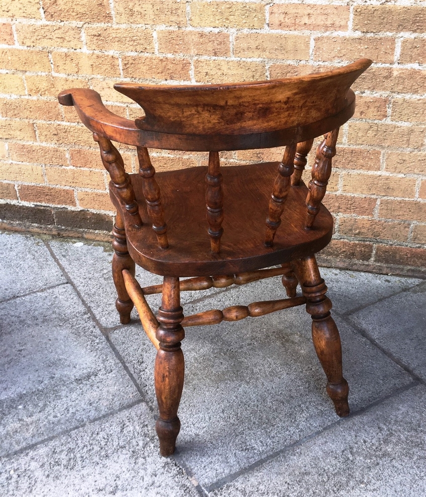 A SMOKERS BOW ARMCHAIR stamped 'JOYNSON HOLLAND MAKERS WYCOMBE 1904' - Bild 2 aus 4