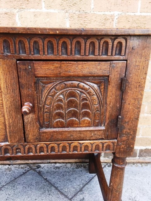 A SMALL ‘IPSWICH OAK’ SIDEBOARD - Bild 2 aus 4