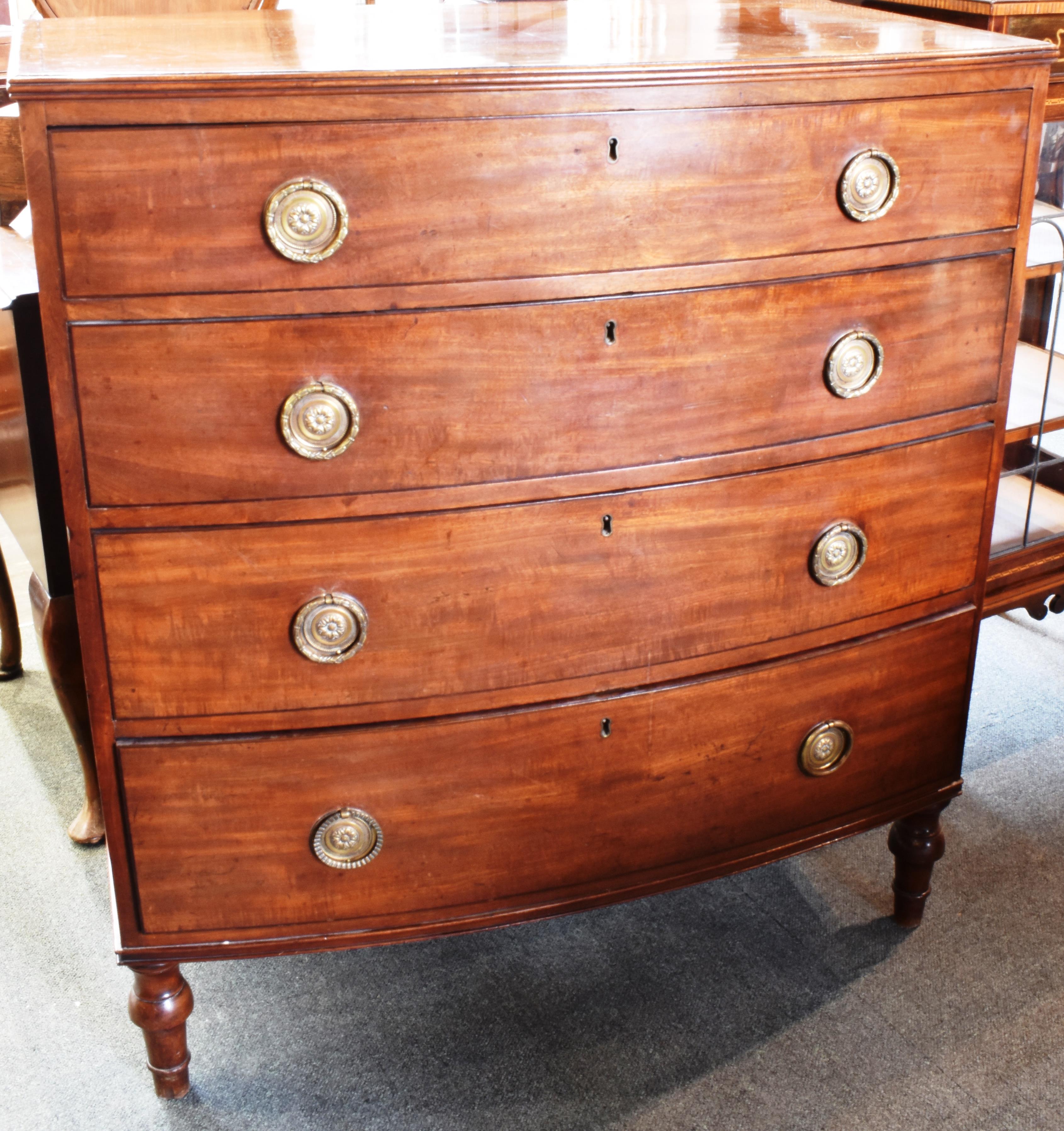 A GEORGE III MAHOGANY CHEST OF FOUR LONG GRADUATED DRAWERS with crossbanded decoration, on turned - Bild 2 aus 2