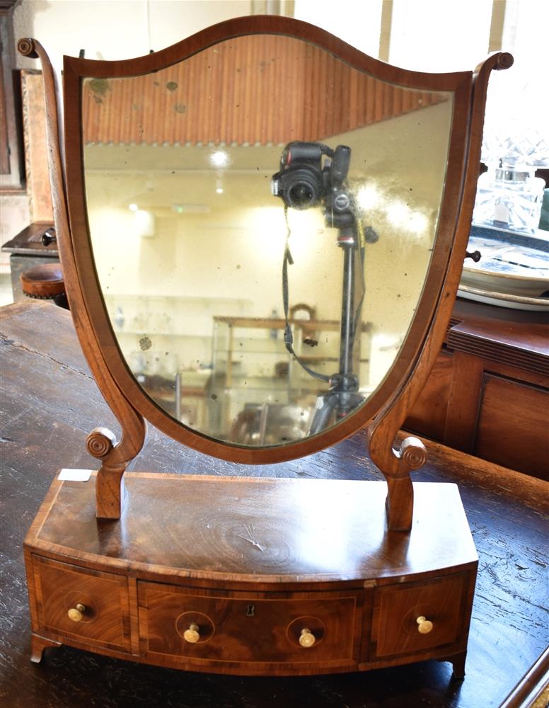 A MAHOGANY DRESSING TABLE MIRROR with shield shaped mirror, the bow front base fitted with three - Bild 2 aus 3