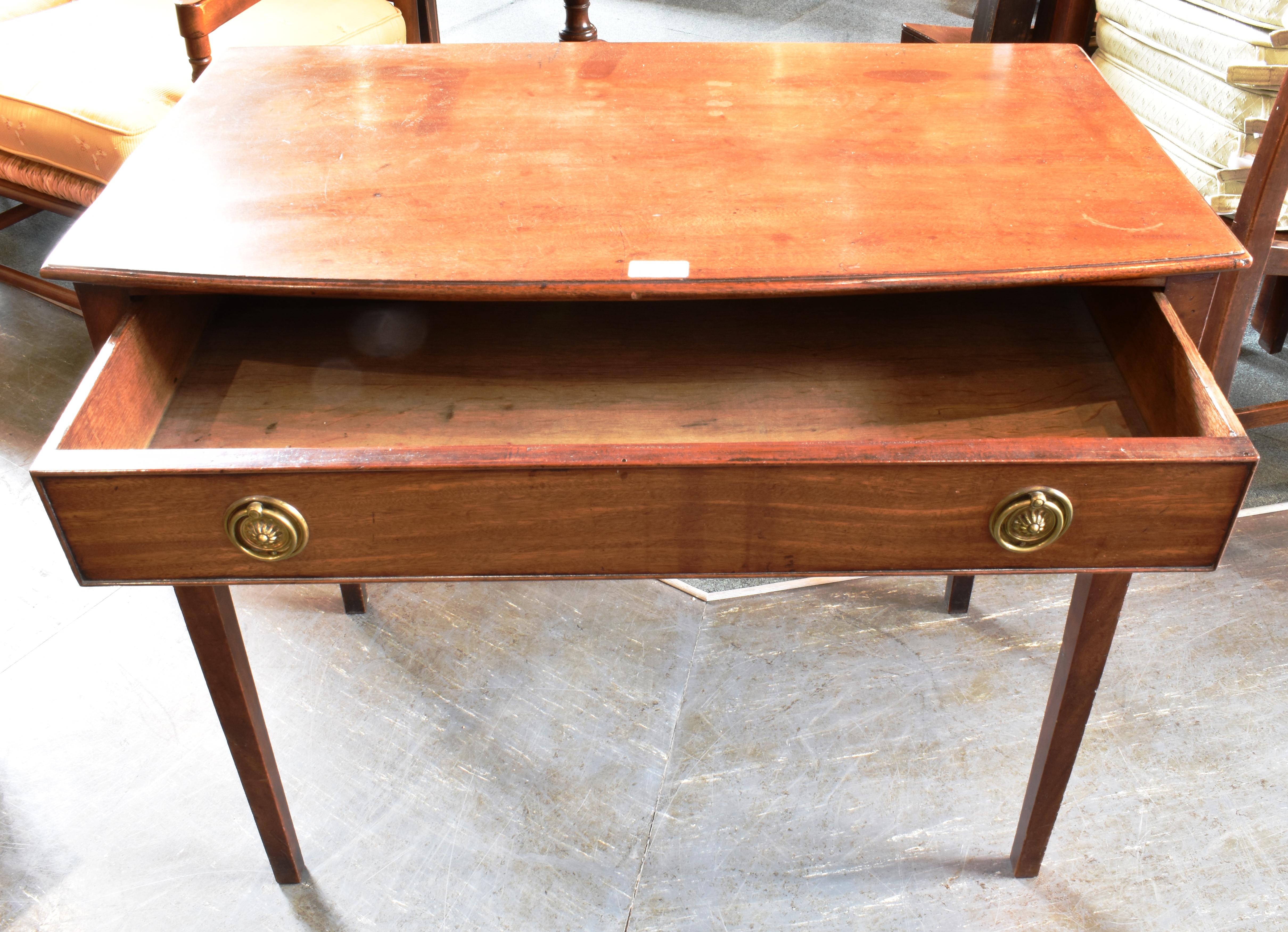 A 19TH CENTURY MAHOGANY SIDE TABLE the top with moulded edge and shaped front, single frieze - Bild 2 aus 4