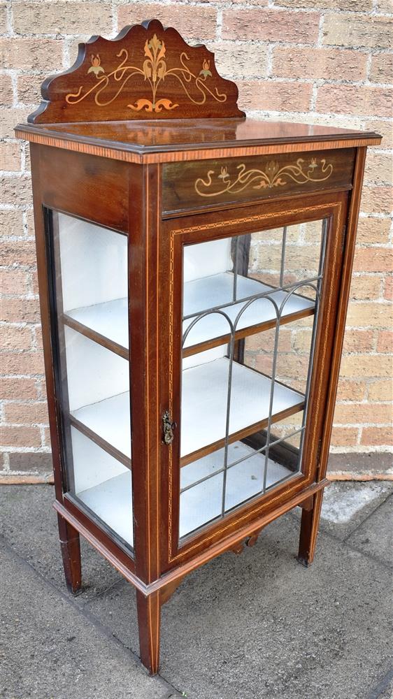AN EDWARDIAN MAHOGANY DISPLAY CABINET with floral marquetry inlaid decoration, the lead glazed - Bild 3 aus 3