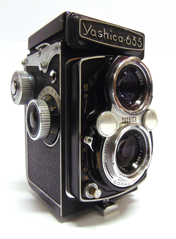 A YASHICA 635 TWIN LENS REFLEX CAMERA with Yashikor 1:3,5 f=80mm viewing and taking lenses and a