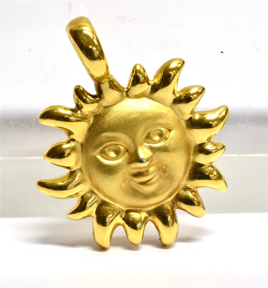 A 9 CARAT GOLD SMILING SUN PENDANT the textured finish round face to plain polished border rays,