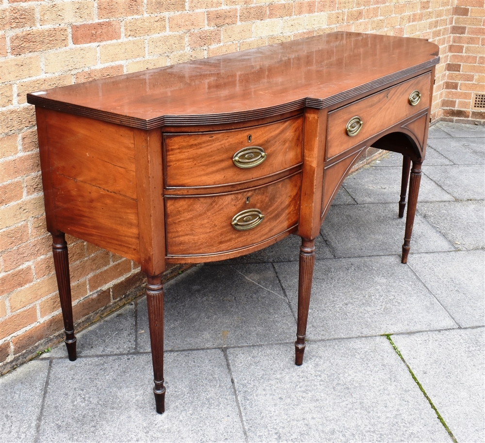 A GEORGE IV MAHOGANY BOWFRONT SIDEBOARD the top with reeded edge, central door flanked by deep - Bild 2 aus 3