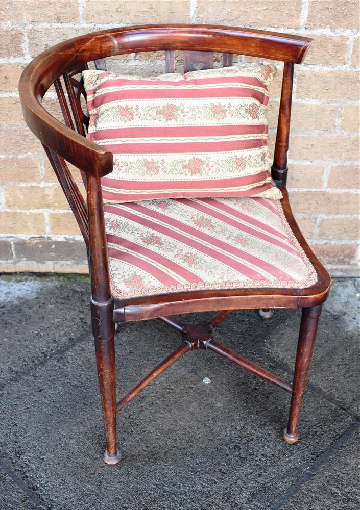 AN EDWARDIAN STAINED BEECH CORNER ARMCHAIR with line inlaid decoration - Bild 3 aus 3