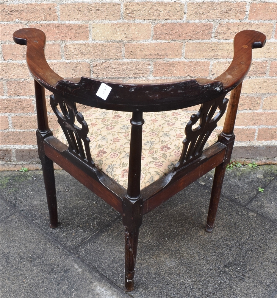 A MAHOGANY CORNER ARMCHAIR with pierced vase shaped splats, carved cabriole front support - Bild 2 aus 2