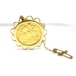 A FULL GOLD SOVEREIGN BROOCH the sovereign dated 1906, in a plain 9 carat gold bezel mount with