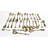 A QUANTITY OF SILVER AND WHITE METAL ASSORTED TOURIST TEASPOONS silver weight approx. 3.3 ozt (103
