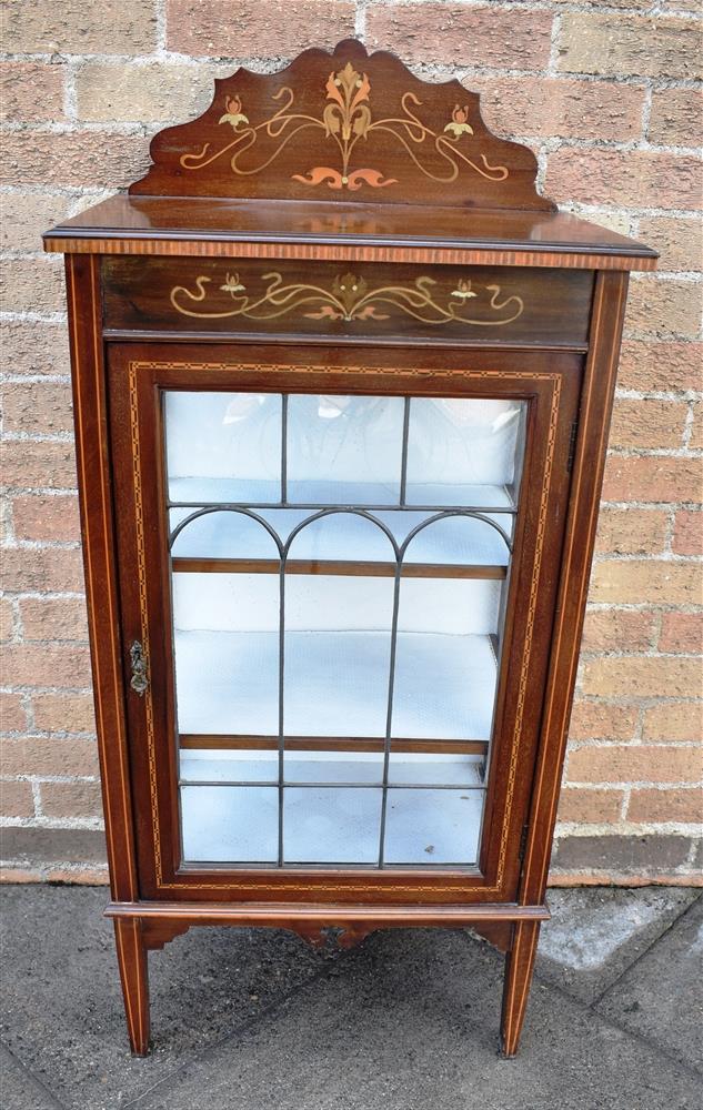 AN EDWARDIAN MAHOGANY DISPLAY CABINET with floral marquetry inlaid decoration, the lead glazed