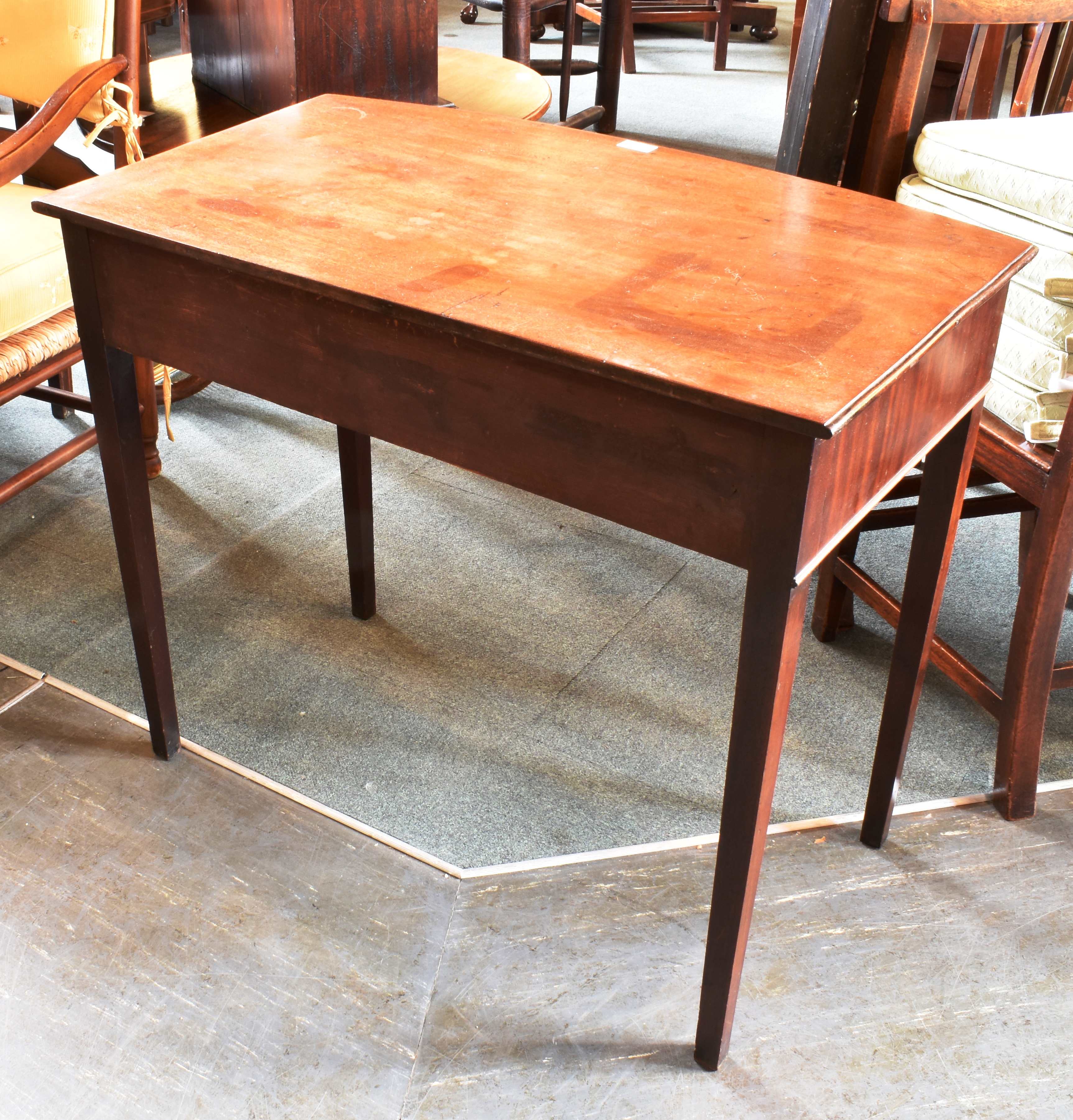 A 19TH CENTURY MAHOGANY SIDE TABLE the top with moulded edge and shaped front, single frieze - Bild 4 aus 4