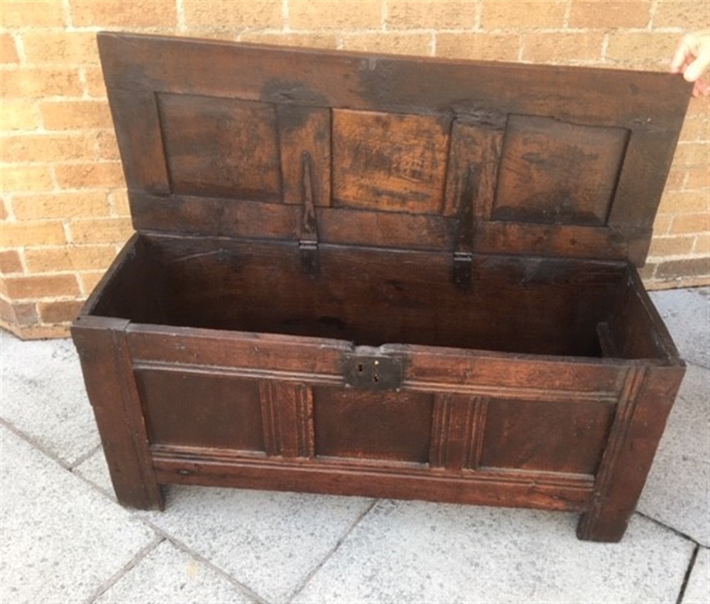 A PANELLED OAK COFFER on V cut end supports, 112cm wide 42cm deep 50cm high - Bild 2 aus 2