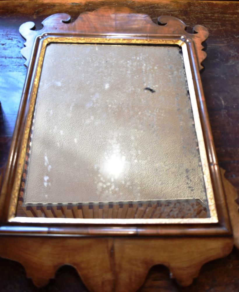 A MAHOGANY DRESSING TABLE MIRROR with shield shaped mirror, the bow front base fitted with three - Bild 3 aus 3