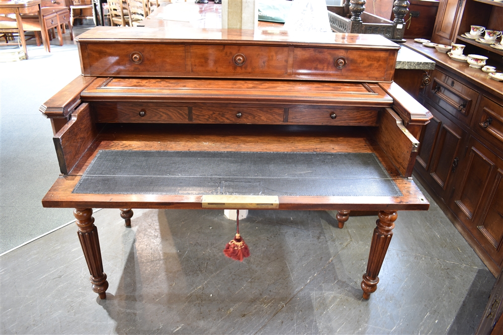 A WILLIAM IV MAHOGANY SECRETAIRE DESK with three drawer superstructure, fitted secretaire drawer - Bild 4 aus 4