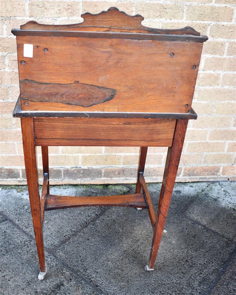 AN EDWARDIAN ROSEWOOD DESK with marquetry inlaid decoration, on square tapering supports with - Bild 3 aus 3