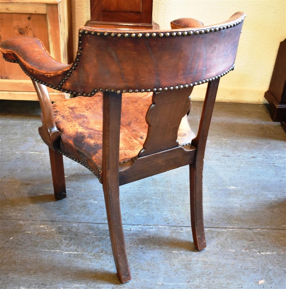 AN EARLY 20TH CENTURY MAHOGANY FRAMED ARMCHAIR with leather upholstered horseshoe shaped back and - Bild 2 aus 2