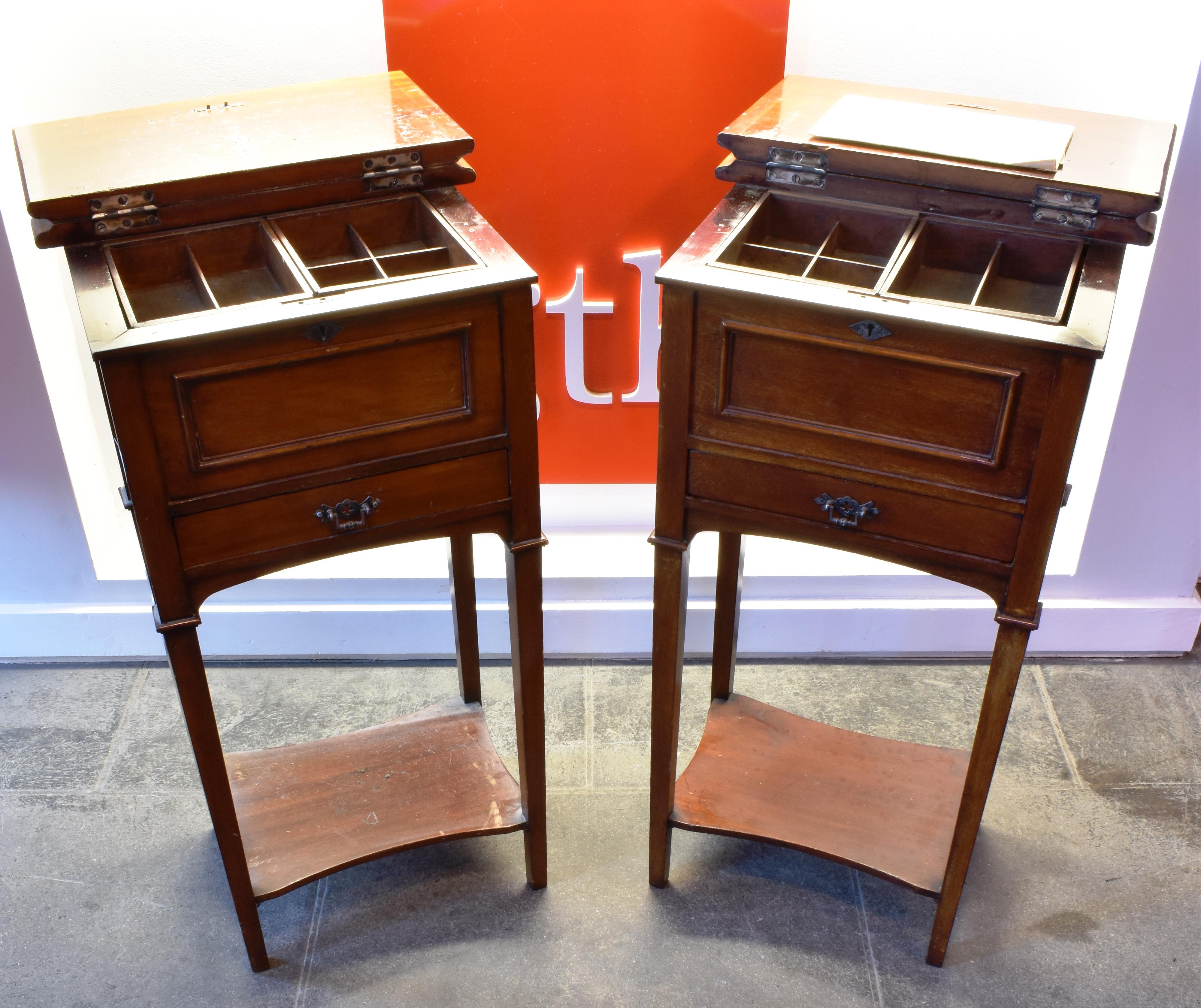 A SMALL MAHOGANY SIDE CABINET the hinged top with moulded edge opening to two lift-out trays above - Bild 2 aus 2