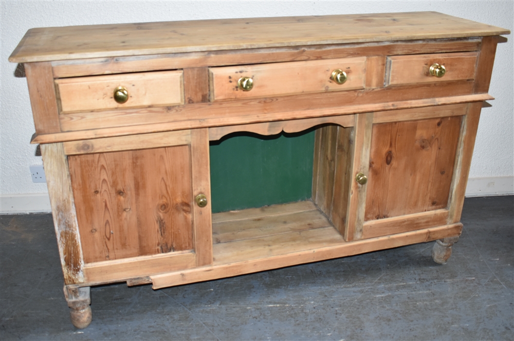 A PINE DRESSER the rack with three shelves, the base fitted with three drawers over pot shelf - Bild 3 aus 6