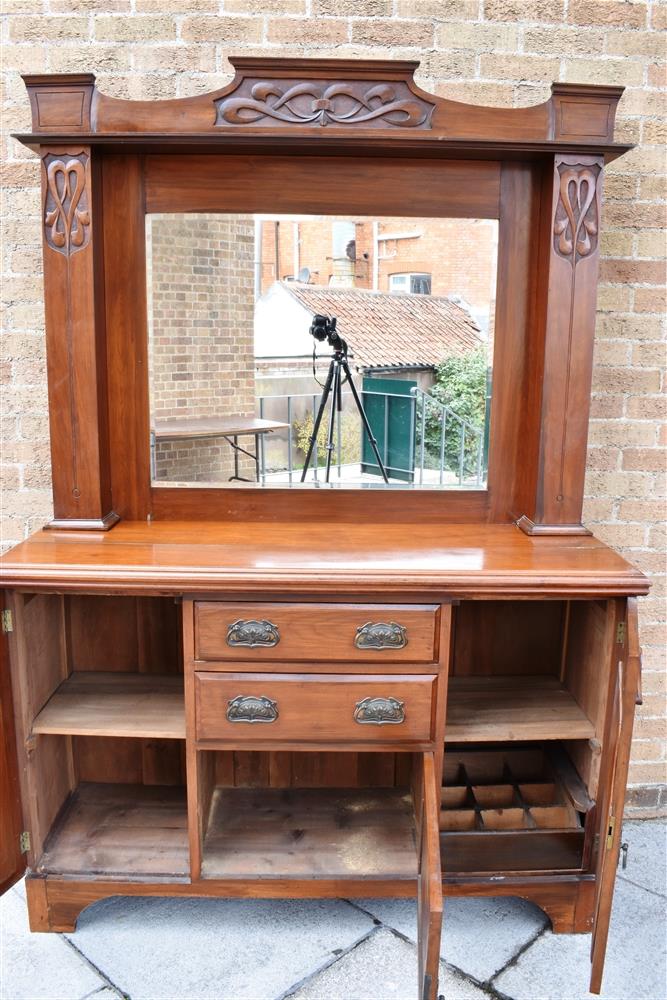 AN EDWARDIAN CARVED MAHOGANY MIRROR BACK SIDEBOARD the base with two central drawers above cupboard, - Bild 2 aus 6